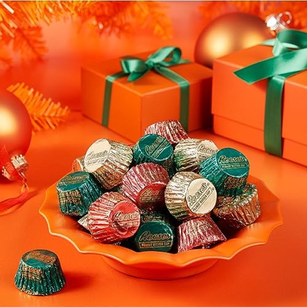 REESE'S Miniatures Milk Chocolate Peanut Butter Cups, Christmas Candy Bulk Bag, 34.1 oz - Image 4